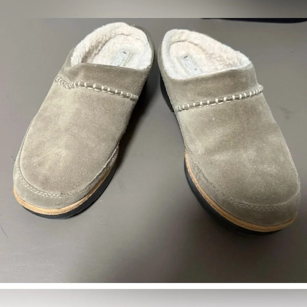 UGG Women’s Size 8 1/2 Lynwood Closed Toe Clogs Shoes Khaki Color Suede - Picture 15 of 15